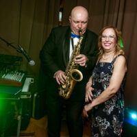 RusAlex mit einem Gast der hochzeit bei einem musikalischen Auftritt