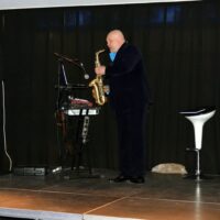 Saxophonist RusAlex beim Auftritt auf der Bühne einer Firmenfeier