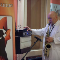 Saxophonist bei einer Hochzeit mit dem Brautpaar – Trauung, Empfang und Tanzprogramm
