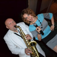 Auftritt eines Saxophonisten mit Sängerin auf einer Firmenfeier – Live-Musik für Events in ganz Deutschland