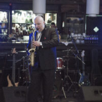 Saxophonist RusAlex beim Bühnenauftritt mit Live-Musik