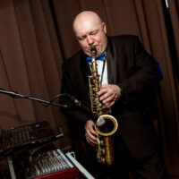 Saxophonist RusAlex bei einem eleganten Saxophon-Auftritt Hameln