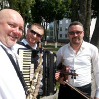 Saxophonist RusAlex mit Akkordeonist und Streicher als Musiktrio für Events