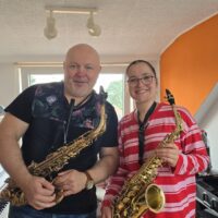 Saxophonlehrer Ruslan Aleksieiev mit seiner Saxophonschülerin beim Saxophonunterricht im Unterrichtsraum