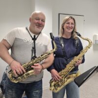 Lehrer und Schülerin beim Saxophonunterricht in Hannover
