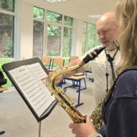 Saxophon spielen lernen (Elze, Hameln) – Musizieren im Unterricht mit Saxophonlehrer und seiner Saxophonschülerin