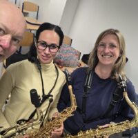 Saxophonlehrer Ruslan Aleksieiev beim Unterricht mit Schülerinnen in Hameln und Elze