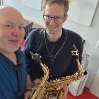 Saxophonlehrer Ruslan Aleksieiev mit seinem Schüler beim Unterricht in Hannover