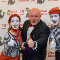 Moderator RusAlex mit Pantomimen auf einer Weihnachtsfeier der Firma RAVAK – buchen in Hannover und Hameln