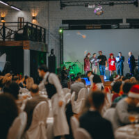 Moderator mit Gästen auf der Bühne bei einer Weihnachts-Firmenfeier – buchen in Hannover und Hameln