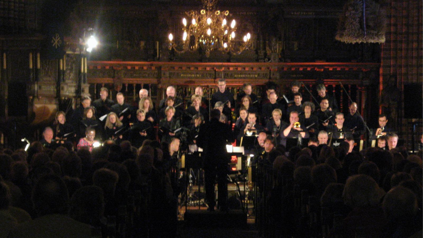 NDR Bigband im Meldorfer Dom. Foto: Dirk Ingo Franke / Wikimedia Commons · CC BY-SA 2.0 · bearbeitet