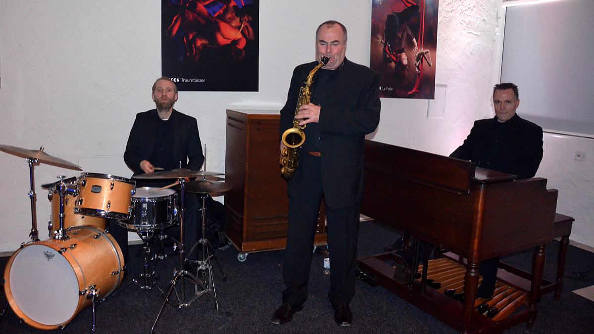 Lothar Krist am Saxophon mit Timo Warnecke (Schlagzeug) und René Rooimans (Hammond-Orgel B3) beim Stadtkulturpreis Hannover 2013. Foto: Bernd Schwabe in Hannover / Wikimedia Commons · CC BY-SA 3.0 · bearbeitet